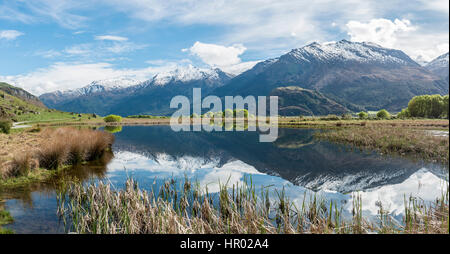 Bergkette spiegelt sich in einem See, Matukituki Valley, Mount Aspiring National Park, Otago und Southland, Neuseeland Stockfoto