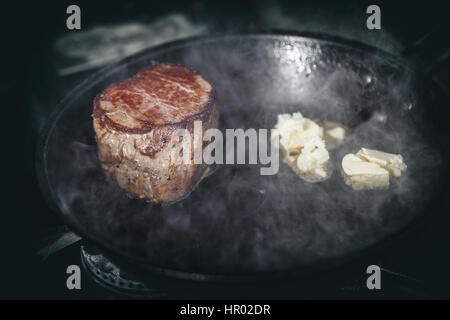 Stück RINDFLEISCHFLEISCH Braten in der Pfanne mit butter Stockfoto