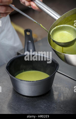 Erbsen-Creme-Suppe in Restaurantküche zubereitet Stockfoto