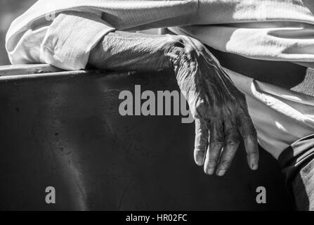 Hand eines alten Mannes, Yangon, Myanmar Stockfoto