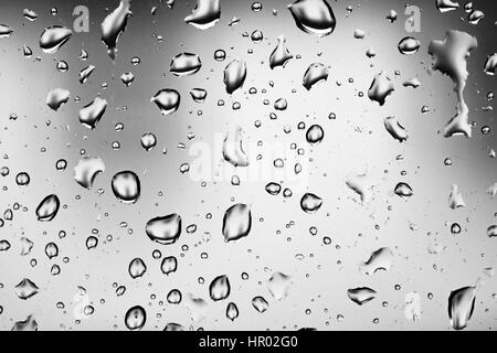 Wassertropfen auf einer Fensterscheibe, Glasscheibe, Fenster, Regen, schlechtes Wetter, Vollformat-, Hintergrundbild Stockfoto