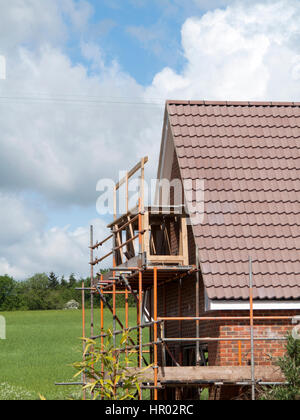 SCAFFOLING AUF NEUEN HAUS ZU BAUEN Stockfoto