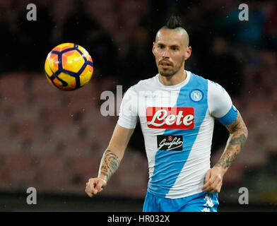 Neapel, Italien. 25. Februar 2017. Marek Hamsik in der italienischen Serie A-Fußballspiel zwischen SSC Napoli und Atalanta im Stadion San Paolo. Atalanta schlägt Napoli im Stadio San Paolo mit 2 Toren von Caldara. Bildnachweis: Guido Klavier/Pacific Press/Alamy Live-Nachrichten Stockfoto