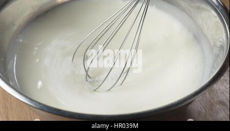 flüssiger Teig für Pfannkuchen oder Blinis, 4 k Foto machen Stockfoto