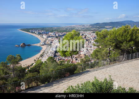 Spanien, Katalonien, Blanes, Ferienort am Mittelmeer, Blick vom Hügel oben mit Blick auf Terrasse Stockfoto