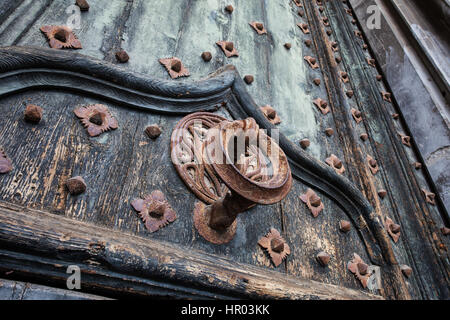 Alte Metall Klopfer Schmiedeeisen verstärkt alte Holztüren, die Kathedrale von Girona, Spanien Stockfoto