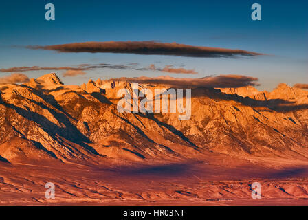 Östliche Sierra Nevada mit Mt Whitney gesehen über Owens Valley von Cerro Gordo Straße in Inyo Bergen bei Sonnenaufgang, Kalifornien, USA Stockfoto