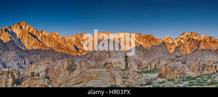 Östliche Sierra Nevada, Lone Pine Peak auf Links, Mount Whitney in der Nähe von Zentrum, Blick vom Film Straße in Alabama Hills bei Sonnenaufgang, in der Nähe von Lone Pine, California Stockfoto