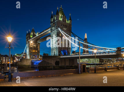 Die Leuchten, in der Dämmerung auf Tower Bridge in einer ruhigen aber kalten Nacht in der Capital City of London. Stockfoto