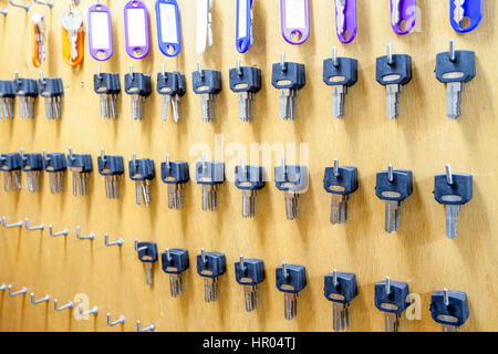 zu mehreren Haken hängen gibt es mehrere Schlüssel Stockfoto