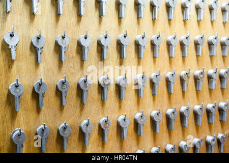 zu mehreren Haken hängen gibt es mehrere Schlüssel Stockfoto