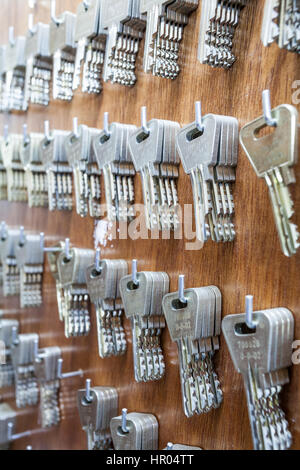 zu mehreren Haken hängen gibt es mehrere Schlüssel Stockfoto