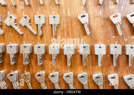 zu mehreren Haken hängen gibt es mehrere Schlüssel Stockfoto