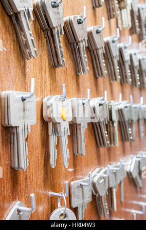 zu mehreren Haken hängen gibt es mehrere Schlüssel Stockfoto