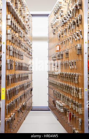 zu mehreren Haken hängen gibt es mehrere Schlüssel Stockfoto