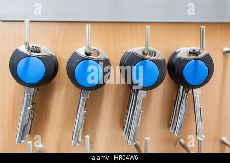 zu mehreren Haken hängen gibt es mehrere Schlüssel Stockfoto