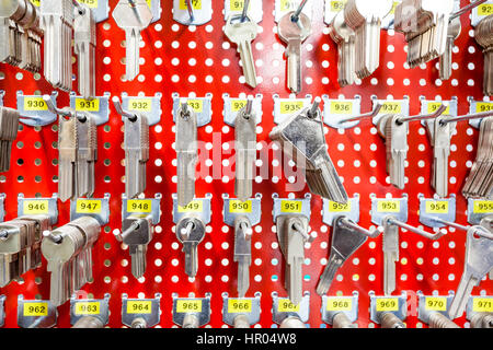 zu mehreren Haken hängen gibt es mehrere Schlüssel Stockfoto
