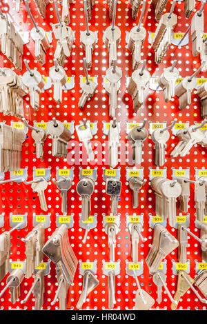 zu mehreren Haken hängen gibt es mehrere Schlüssel Stockfoto