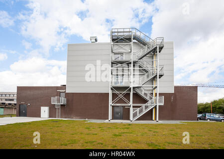 ein hohes Gebäude gibt es eine Nottreppe Stockfoto