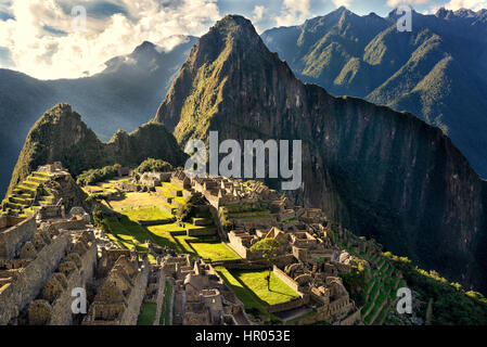 MACHU PICCHU, PERU - 31. Mai 2015: Blick von der alten Inca Stadt Machu Picchu. Das 15. Jahrhundert Inka Website. "verlorene Stadt der Inkas". Ruinen des M Stockfoto