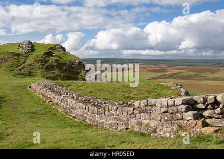 Der Hadrianswall: ein kurzes Stück der Roman Wall auf Sewingshields Felsen, Blick nach Westen Stockfoto