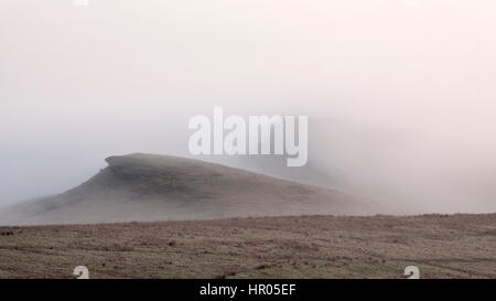 Der Hadrianswall: Dove Crag und Sewingshields Crag - ein wenig östlich von Housesteads Roman Fort - im schweren Nebel Stockfoto