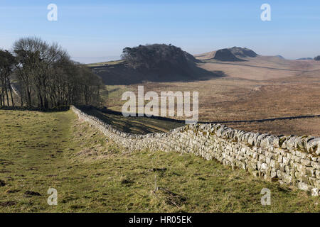 Der Hadrianswall Pfad auf Kennel Klippen, ein wenig östlich von Housesteads Roman Fort - Blick nach Westen in Richtung Housesteads und Housesteads Klippen Stockfoto