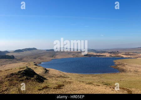 Der Hadrianswall: Blick nach Westen vom Sewingshields Felsen, mit Blick auf Broomlee Lough Stockfoto