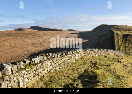 Der Hadrianswall Path, Kennel Klippen, ein wenig östlich von Housesteads Roman Fort - Blick nach Osten von Clew Hill in Richtung des Königs Hill und Sewingshields Klippen Stockfoto