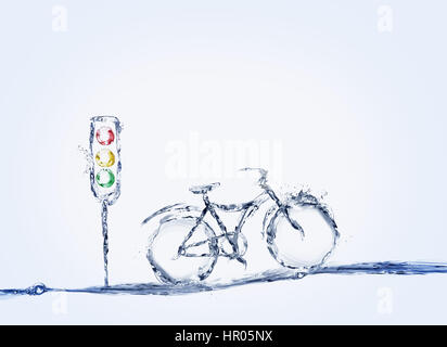 Ein Fahrrad gemacht Wasser vor einer roten Ampel hält. Stockfoto