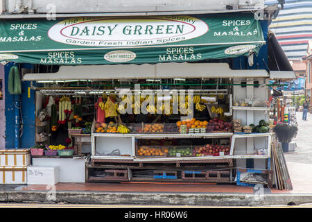 Lebensmittelgeschäft in Malaysia. Lagern Sie Obst, Gewürze und Gemüse auf einer Stadtstraße Johor Bahru. Stockfoto