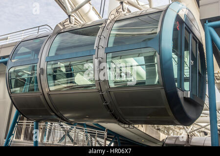 Kabine für Besucher Top-Attraktion in einem Vergnügungspark. Leere Gondel des Riesenrads. Stockfoto