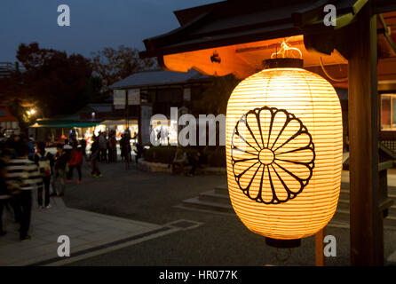 dekorative Laterne leuchtet im Fushimi Inari-Schrein in Kyoto, Japan Stockfoto