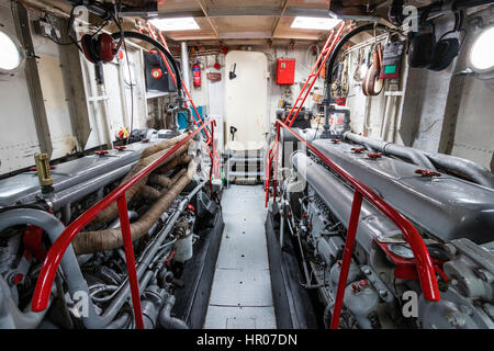 P22, Typ 21 US Naval Rhein Kanonenboot aus den 1950er Jahren restauriert. Innenraum, Motor Zimmer mit zwei Dieselmotoren. Stockfoto