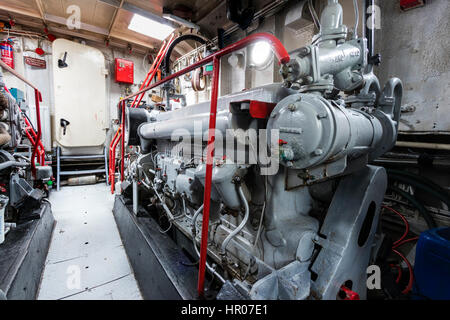 P22, Typ 21 US Naval Rhein Kanonenboot aus den 1950er Jahren restauriert. Innenraum, Motor Zimmer mit zwei Dieselmotoren. Stockfoto