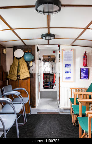 P22, Typ 21 US Naval Rhein Kanonenboot aus den 1950er Jahren restauriert. Innenraum des stern Cabin mit Stühlen auf beiden Seiten. Stockfoto