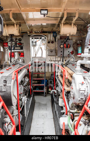 P22, Typ 21 US Naval Rhein Kanonenboot aus den 1950er Jahren restauriert. Innenraum, Motor Zimmer mit zwei Dieselmotoren. Stockfoto