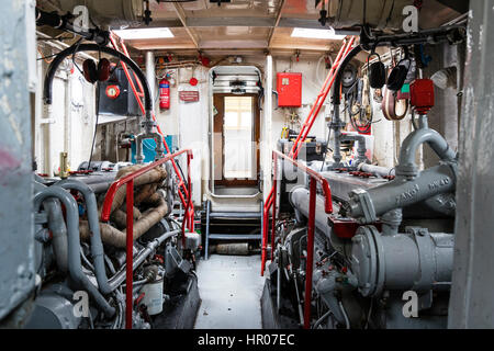 P22, Typ 21 US Naval Rhein Kanonenboot aus den 1950er Jahren restauriert. Innenraum, Motor Zimmer mit zwei Dieselmotoren. Stockfoto