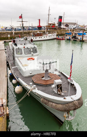 Restaurierte P22, Typ 21 US Naval Rhein Kanonenboot von 1950 in Ramsgate Hafen. Hohe Betrachtungswinkel von Bögen und die vordere Maschine Geschützturm. Stockfoto