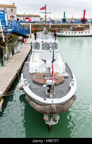 Restaurierte P22, Typ 21 US Naval Rhein Kanonenboot von 1950 in Ramsgate Hafen. Hohe Betrachtungswinkel von Bögen und die vordere Maschine Geschützturm. Stockfoto