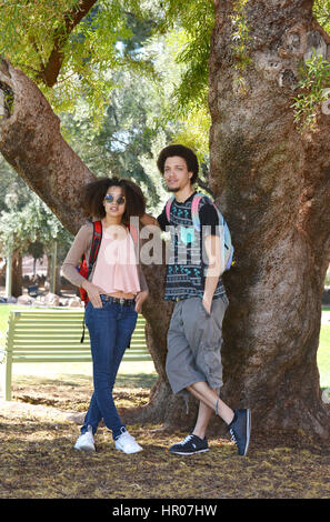 Eine junge Frau und Mann posieren für ein Porträt über eine Hochschule Campus, University of Arizona, Tucson, USA. Stockfoto