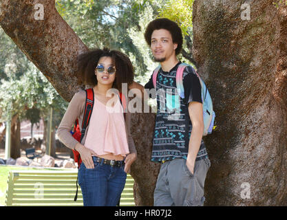 Eine junge Frau und Mann posieren für ein Porträt über eine Hochschule Campus, University of Arizona, Tucson, USA. Stockfoto