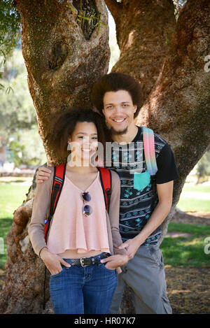 Eine junge Frau und Mann posieren für ein Porträt über eine Hochschule Campus, University of Arizona, Tucson, USA. Stockfoto