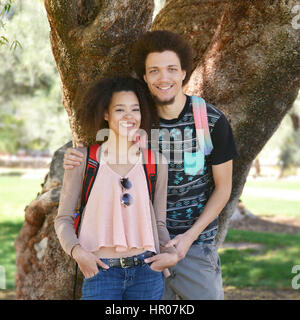 Eine junge Frau und Mann posieren für ein Porträt über eine Hochschule Campus, University of Arizona, Tucson, USA. Stockfoto