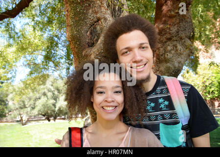 Eine junge Frau und Mann posieren für ein Porträt über eine Hochschule Campus, University of Arizona, Tucson, USA. Stockfoto