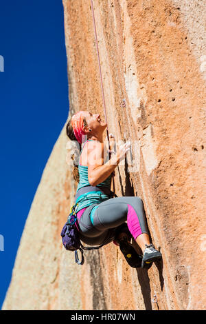 Junge Frau Klettern; Penitente Canyon; Colorado; UNS Stockfoto