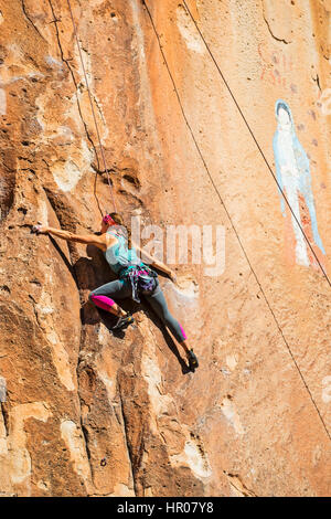 Junge Frau Klettern von der Jungfrau von Guadalupe Malerei; Penitente Canyon; Colorado; UNS; Penitente Canyon; Colorado; UNS Stockfoto