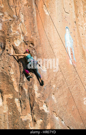 Junge Frau Klettern von der Jungfrau von Guadalupe Malerei; Penitente Canyon; Colorado; UNS; Penitente Canyon; Colorado; UNS Stockfoto