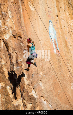 Junge Frau Klettern von der Jungfrau von Guadalupe Malerei; Penitente Canyon; Colorado; UNS; Penitente Canyon; Colorado; UNS Stockfoto