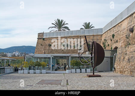 PALMA, MALLORCA, Spanien - 3. Januar 2017: Außenansicht der Kunst Museum Es Baluard mit Palmen am 1. Februar 2017 in Palma, Mallorca, Spanien. Stockfoto